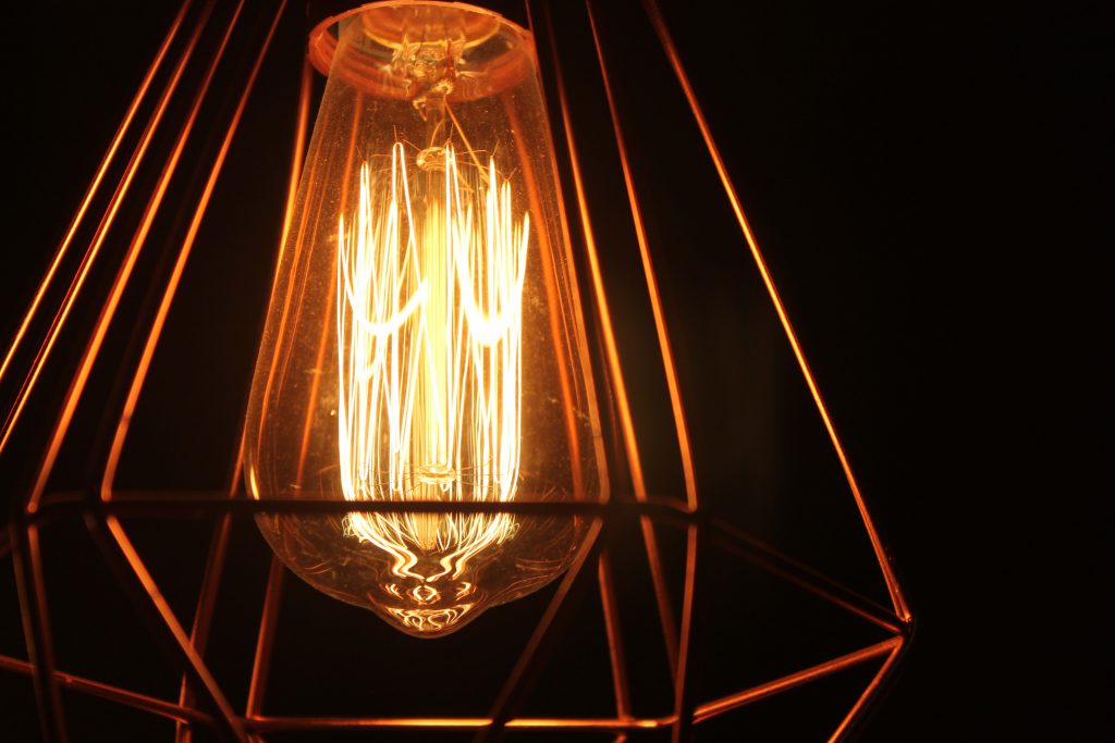 Une lampe avec ampoule à filament