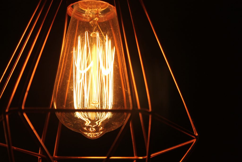 Une lampe avec ampoule à filament