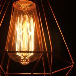 Une lampe avec ampoule à filament