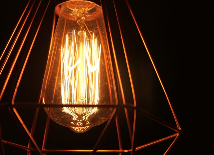 Une lampe avec ampoule à filament