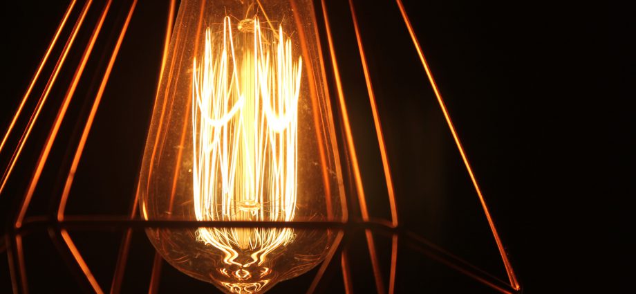 Une lampe avec ampoule à filament